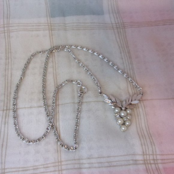 Avon Faux Pearl Grape Cluster Silver Necklace 20" - Picture 4 of 7